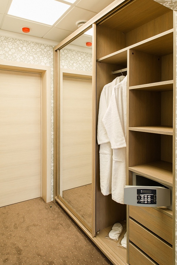 Standard room with one large Bed (without balcony)