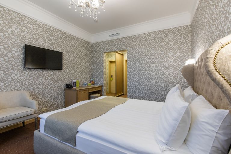 Standard room with one large Bed (without balcony)